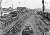 839710 Gezicht op het terrein van de hoofdwerkplaats van de N.S. te Haarlem, met rechts een onttakeld diesel-electrisch ...